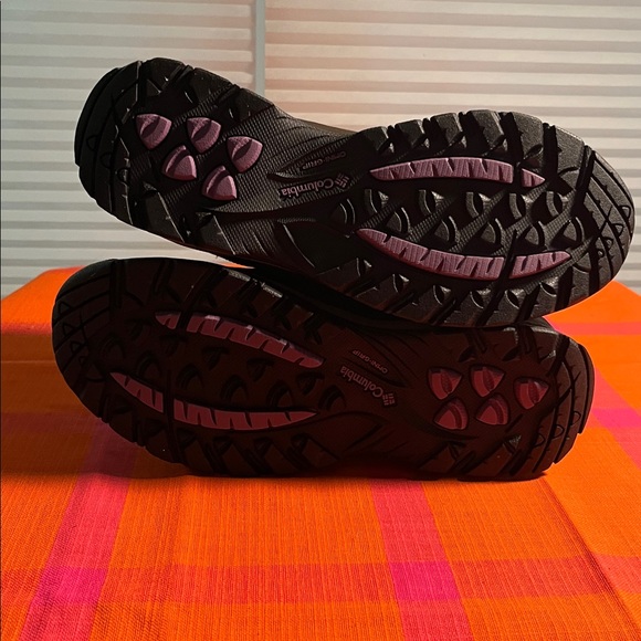 Columbia Women’s Dark Brown Outdoor Hiking Boots, Size 8 (Wide) - Picture 3 of 5